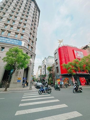 CHỈ DƯỚI 4 TỶ SỠ HỮU SIÊU PHẨM NHÀ ĐẸP NHẤT KHU Q3 SIÊU THÔNG THOÁNG