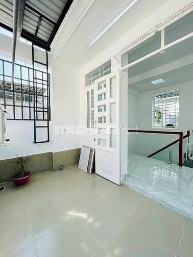 Đi nước ngoài định cư bán gấp nhà ở đường Đỗ Thúc Tịnh, phường 12, GV