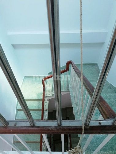 Bán nhà 4 tầng và Kho mặt tiền nhựa 10m lề 4m. DT 18x40m nở hậu 5m.