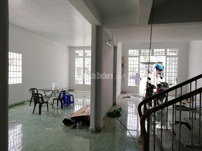 Bán nhà 4 tầng và Kho mặt tiền nhựa 10m lề 4m. DT 18x40m nở hậu 5m.