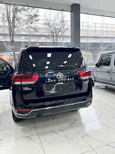 Toyota Land Cruiser LC300 Siêu Mới đi có 3 nghìn Km. Giá thương lượng 