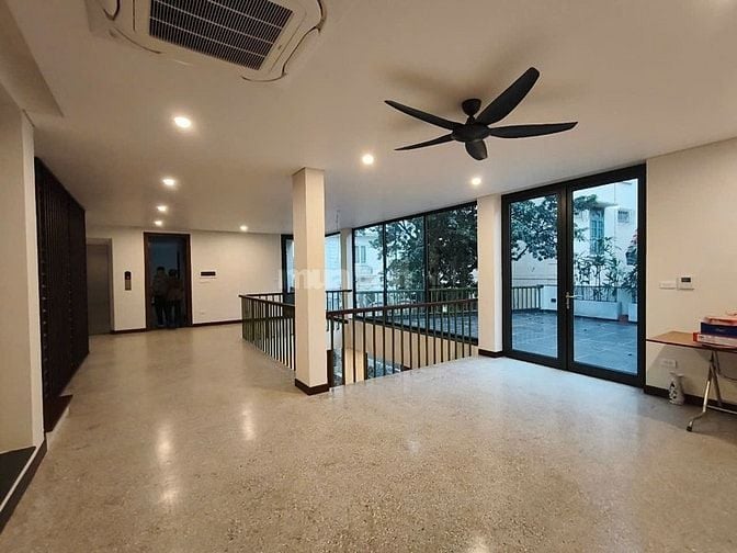 Cho thuê 4 tầng diện tích 300m2 khu Phố Tô Ngọc Vân, Tây Hồ,Hà Nội 