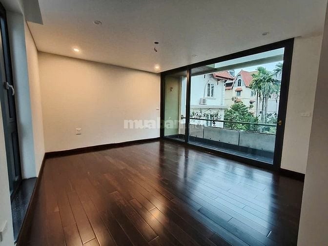 Cho thuê 4 tầng diện tích 300m2 khu Phố Tô Ngọc Vân, Tây Hồ,Hà Nội 