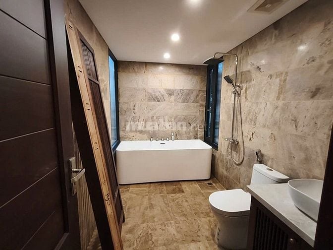 Cho thuê 4 tầng diện tích 300m2 khu Phố Tô Ngọc Vân, Tây Hồ,Hà Nội 