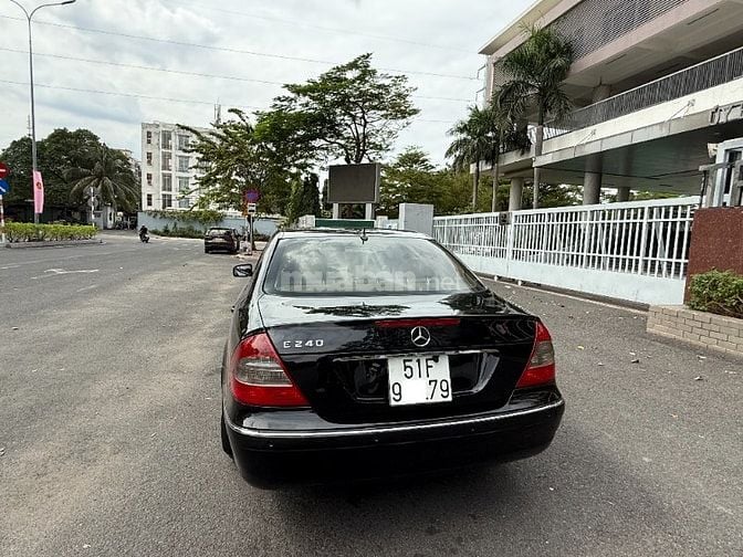 Cần bán Mercedes E240 màu đen, nội thất kem zin xe rất đẹp