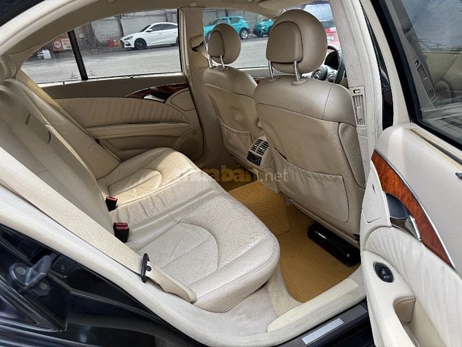 Cần bán Mercedes E240 màu đen, nội thất kem zin xe rất đẹp