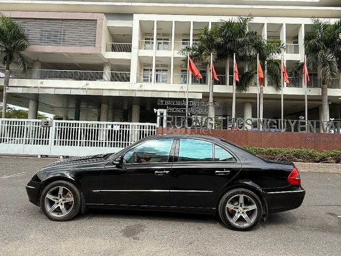 Cần bán Mercedes E240 màu đen, nội thất kem zin xe rất đẹp