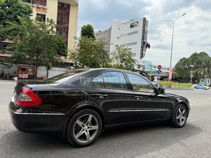 Cần bán Mercedes E240 màu đen, nội thất kem zin xe rất đẹp