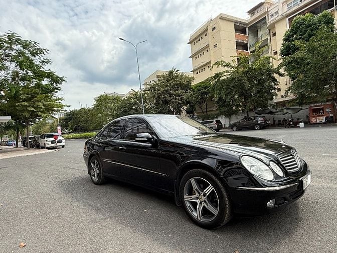 Cần bán Mercedes E240 màu đen, nội thất kem zin xe rất đẹp