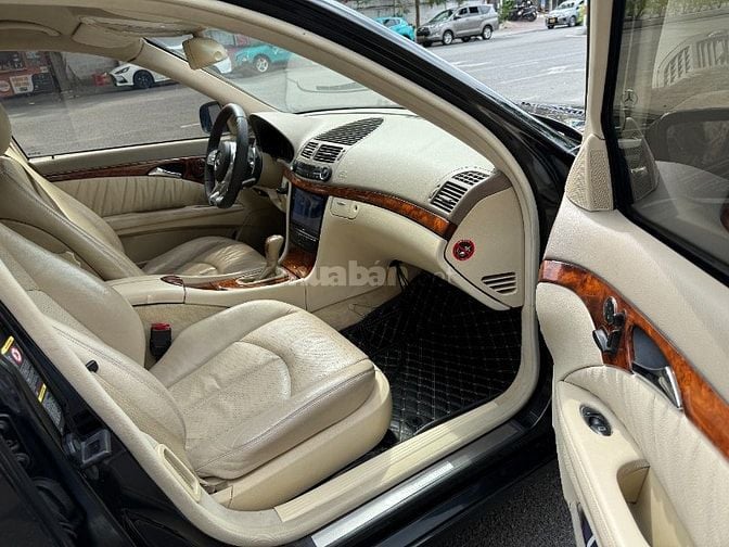 Cần bán Mercedes E240 màu đen, nội thất kem zin xe rất đẹp