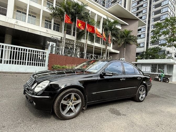 Cần bán Mercedes E240 màu đen, nội thất kem zin xe rất đẹp