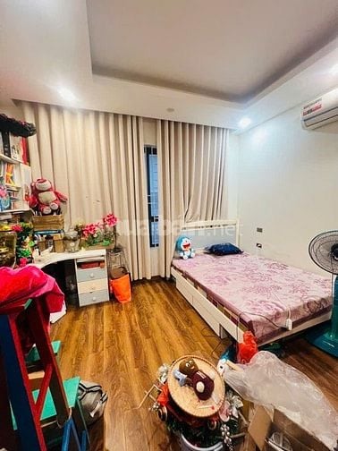 Vỉa hè phân lô -ô tô tải tránh .