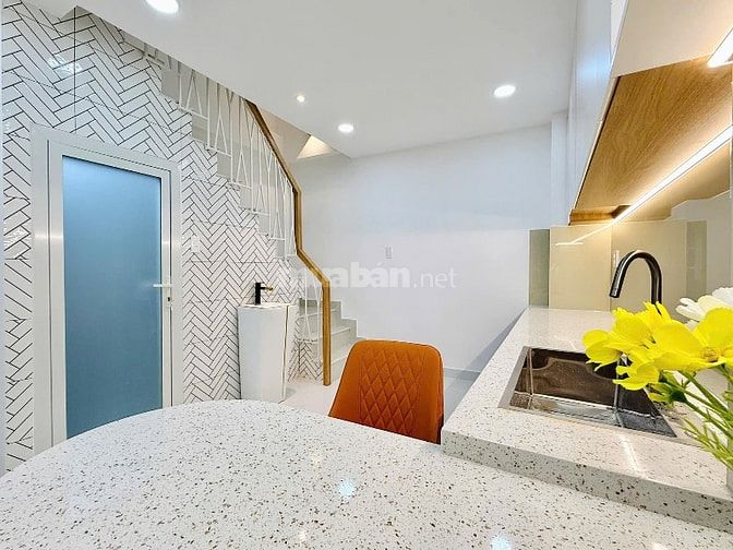 Bán nhà gần sân bay Tân Sơn Nhất 1 trệt 2 lầu nội thất giá 4,86 tỷ TL
