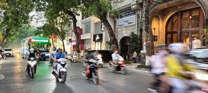 Nhà mặt phố tầng 2 và 3 phố Bà Triệu, trung tâm quận HBT, ô tô đỗ cửa