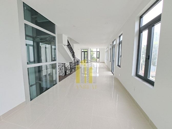 Villa Hầm 3 Lầu 7x20m Sàn Trống Có Thang Máy Giá 60 Triệu