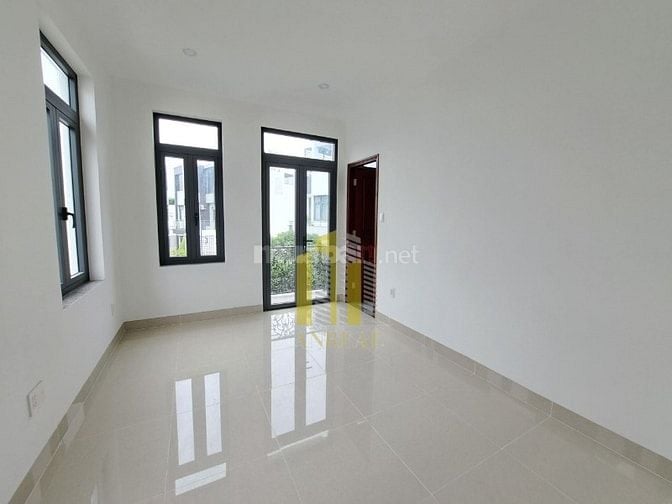 Villa Hầm 3 Lầu 7x20m Sàn Trống Có Thang Máy Giá 60 Triệu