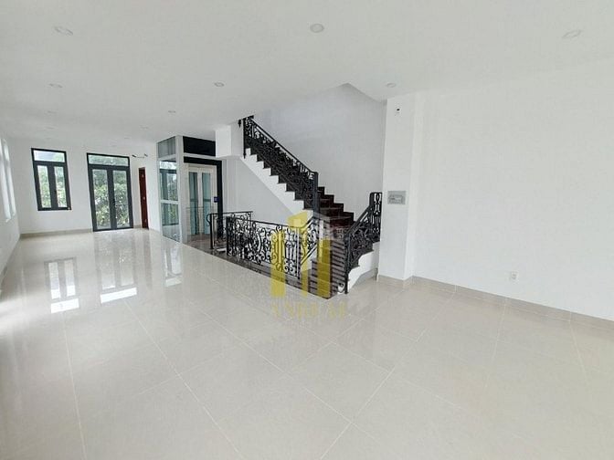 Villa Hầm 3 Lầu 7x20m Sàn Trống Có Thang Máy Giá 60 Triệu