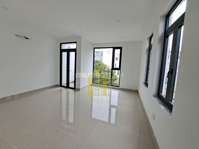 Villa Hầm 3 Lầu 7x20m Sàn Trống Có Thang Máy Giá 60 Triệu