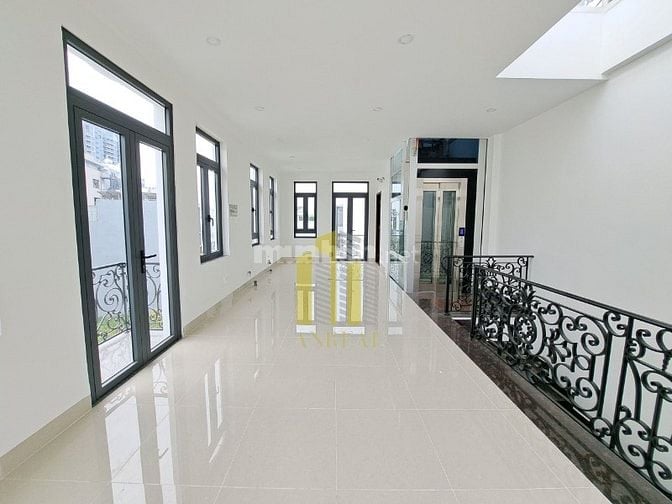 Villa Hầm 3 Lầu 7x20m Sàn Trống Có Thang Máy Giá 60 Triệu