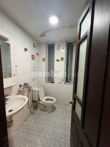 Nhà 5T cũ ngõ La Thành cách oto 100m ngõ 2m ba gác dt 50m mt 4,2m