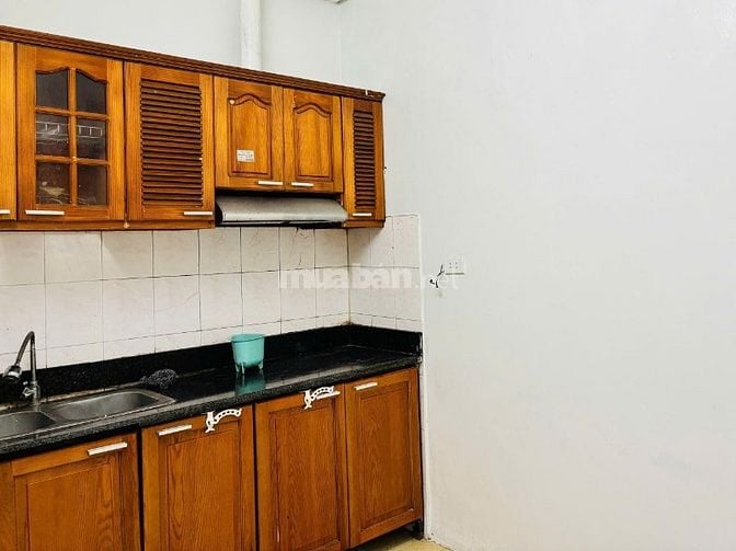  Cho thuê căn hộ tập thể 50m2 tầng 5 mặt phố Ngọc Khánh. Giá 6tr/tháng