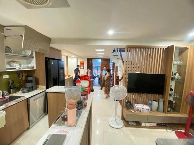 SIÊU HIẾM - THANG MÁY - NHÀ VUÔNG ĐẸP - VÀI BƯỚC LÊN BỜ HỒ-TRUNG TÂM 