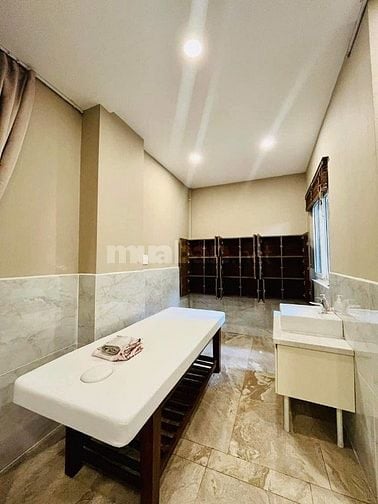 Xuống giá 5 tỷ, cần bán gấp nhà mt Huỳnh Văn Bánh, Phú Nhuận, giá40 tỷ
