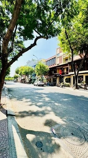 MẶT TIỀN NGUYỄN CẢNH CHÂN QUẬN 1 DT 35M2,5 TẦNG ĐƯỜNG 20M CÓ LỀ.