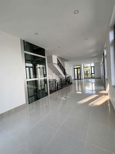 Cho thuê nhà mới xây, sàn trống, có thang máy ngay Đảo Kim Cương, Q2