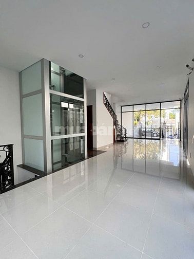 Cho thuê nhà mới xây, sàn trống, có thang máy ngay Đảo Kim Cương, Q2