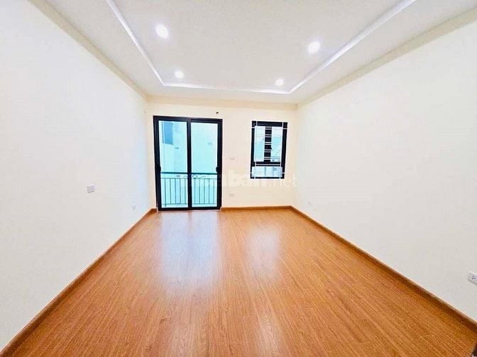 Nhà mới xây 615 Lĩnh Nam, 30m2-5 tầng- vị trí đẹp.