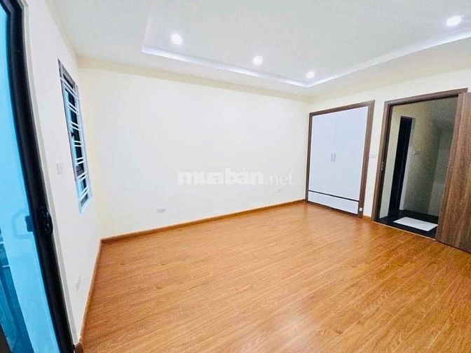 Nhà mới xây 615 Lĩnh Nam, 30m2-5 tầng- vị trí đẹp.