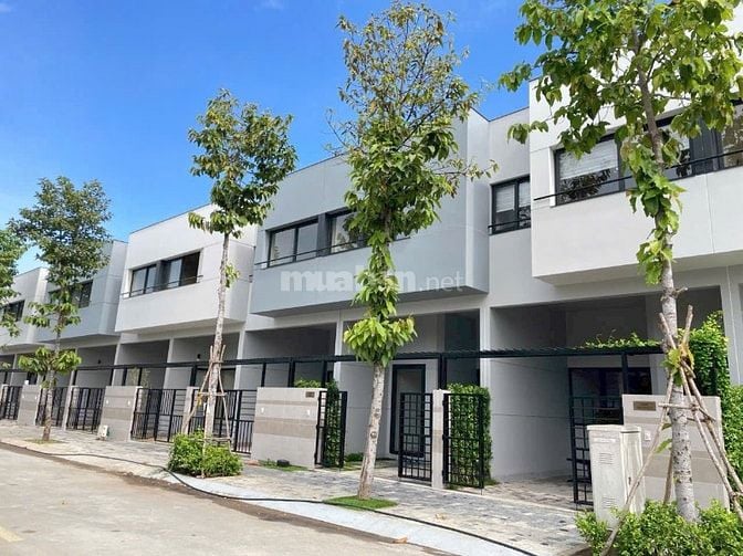 Nhà phố 2 tầng 82,2m2, hoàn thiện, sân vườn, gara ô tô, sổ hồng riêng