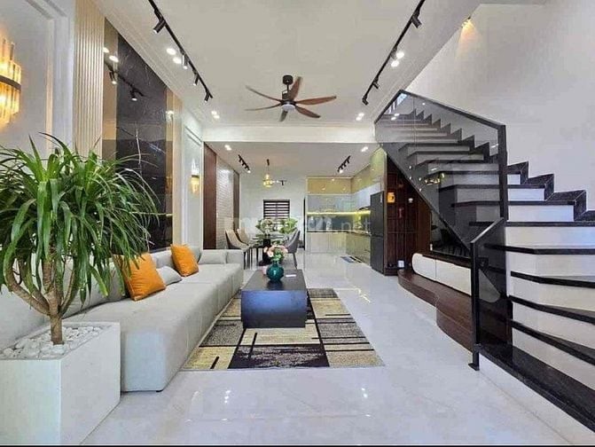 Nhà phố 2 tầng 82,2m2, hoàn thiện, sân vườn, gara ô tô, sổ hồng riêng