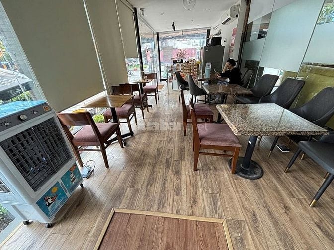 Sang gấp quán cafe góc ngã 4 Quận 7