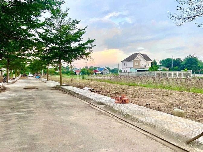 Bán gấp lô đất hơn 100m2 view công viên trong khu dân cư tân phú trung