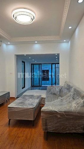 Căn hộ tập thể Tầng 3 DT110m 3 PN 3 WC, đẹp đủ nội thất phố Trung Liệt