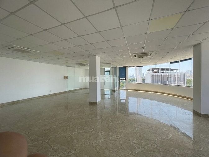 Văn phòng 170m2 gần sân bay, hầm để xe lớn, miễn phí làm thêm giờ