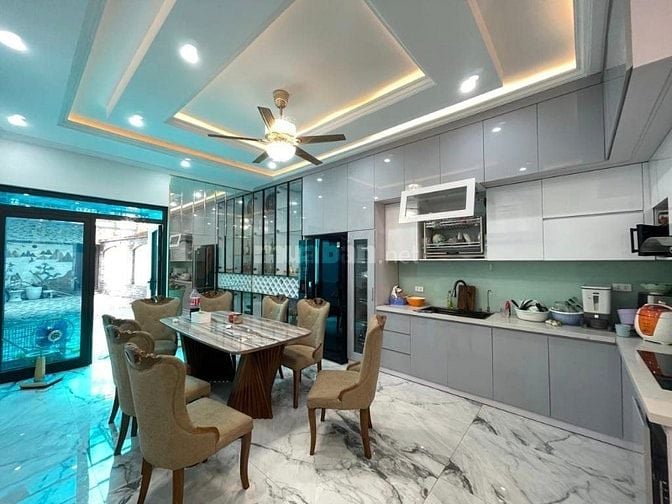 NHÀ QUẬN TÂY HỒ, 175M BAO GỒM 80M NHÀ 5 TẦNG, THANG MÁY, SÂN TRỜI