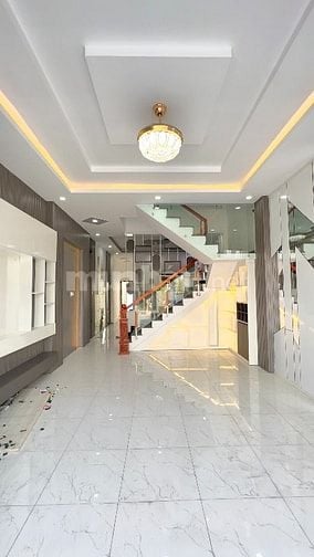 Nhà gần 150m2, mặt tiền đường kinh doanh, sổ hoàn công