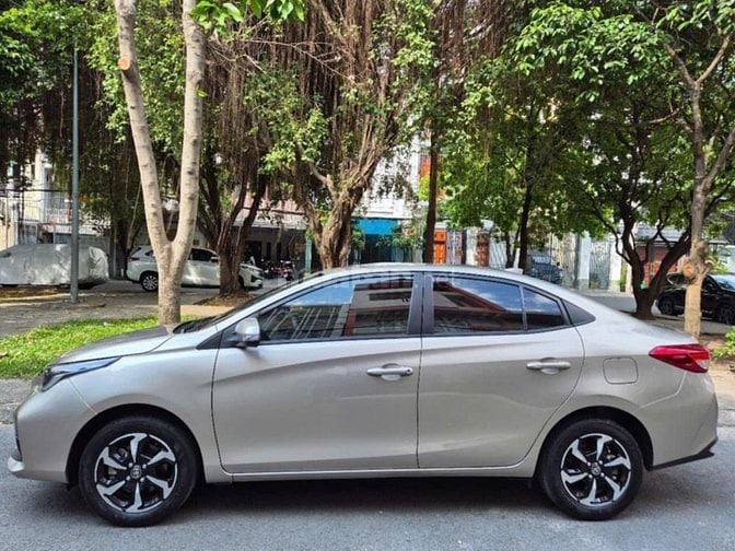 Cần bán Vios (1.5 E) sx:2023MT,màu ghi-vàng,gđ sử dụng mới 98%.