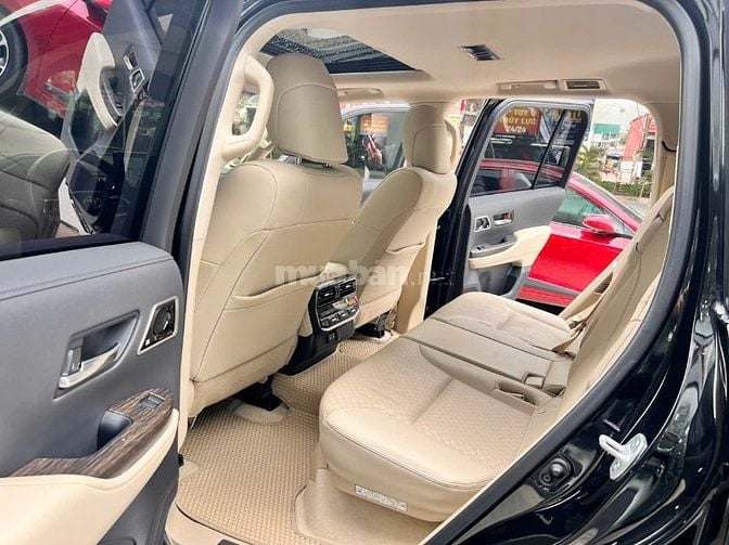 Toyota Land Cruiser LC300 sản xuất năm 2021 đẹp hiếm gặp 