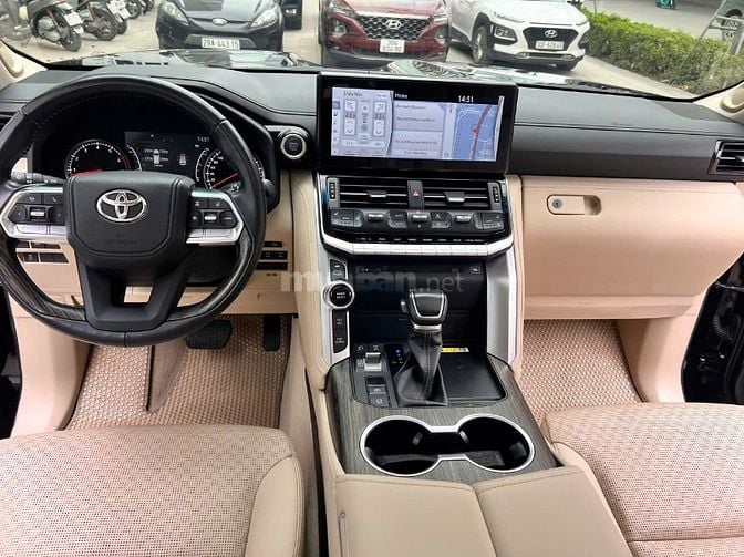 Toyota Land Cruiser LC300 sản xuất năm 2021 đẹp hiếm gặp 