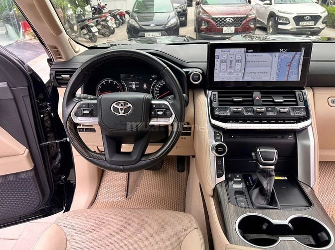 Toyota Land Cruiser LC300 sản xuất năm 2021 đẹp hiếm gặp 