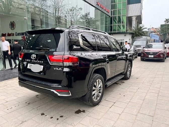 Toyota Land Cruiser LC300 sản xuất năm 2021 đẹp hiếm gặp 