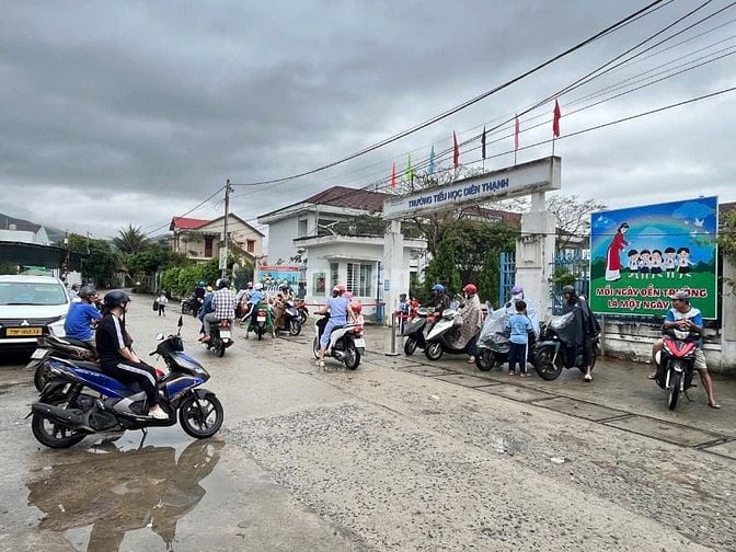  Bán đất tặng căn nhà mái thái kiên cố mặt tiền đường trục chính