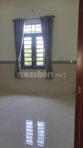 Nhà mới xây, DT ; đất 211m đường bê tông 5m, đức hòa long an