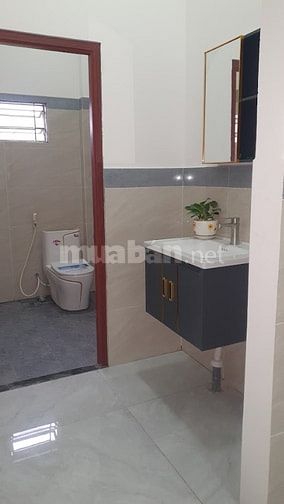 Nhà mới xây, DT ; đất 211m đường bê tông 5m, đức hòa long an