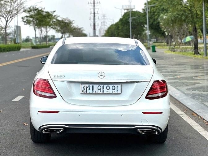 Mercedes Benz E250, sản xuất 2018 Model 2019, chạy 17.000km, hoàn hảo