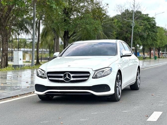 Mercedes Benz E250, sản xuất 2018 Model 2019, chạy 17.000km, hoàn hảo